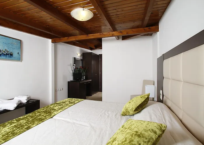 Hotell Nirikos 2*