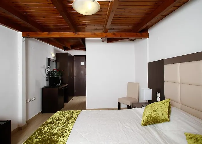 Hotell Nirikos 2*